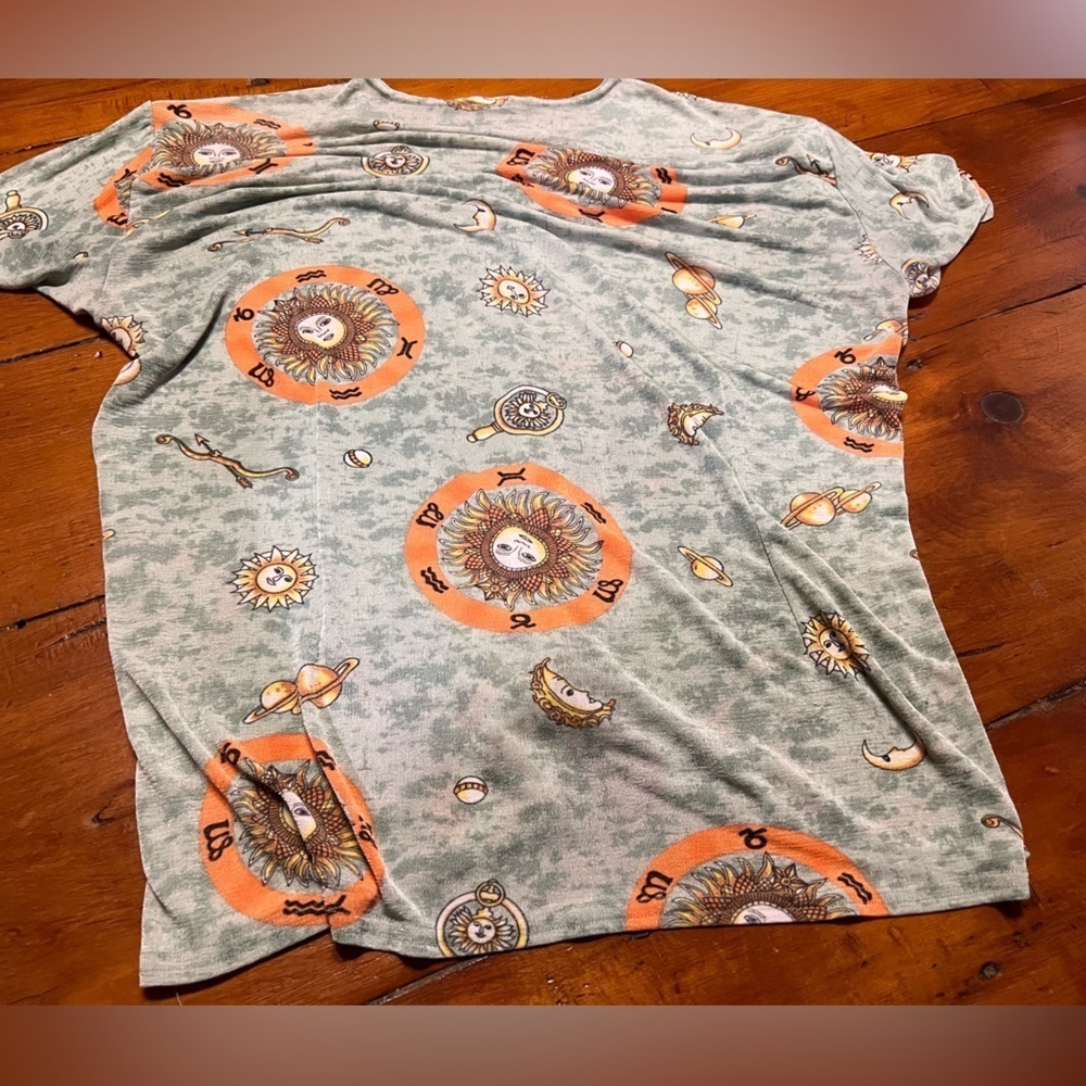 Women’s large/X-Large drapey green lightweight celestial sun moon oversized top - Picture 3 of 4